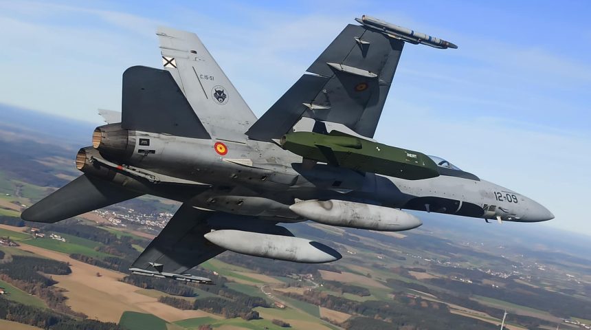 Винищувач EF-18 з крилатою ракетою Taurus зі складу ПС Іспанії