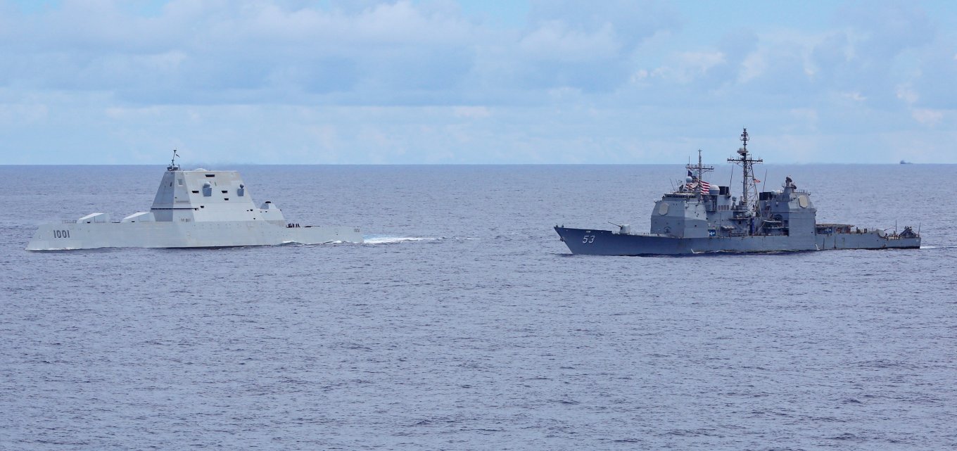 Есмінець USS Michael Monsoor классу Zumwalt та ракетний крейсер USS Mobile Bay класу Ticonderoga