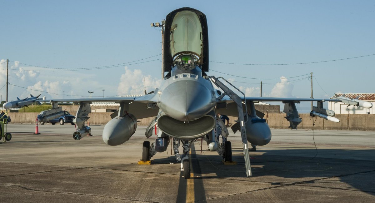 винищувач F-16 з ракетами APKWS
