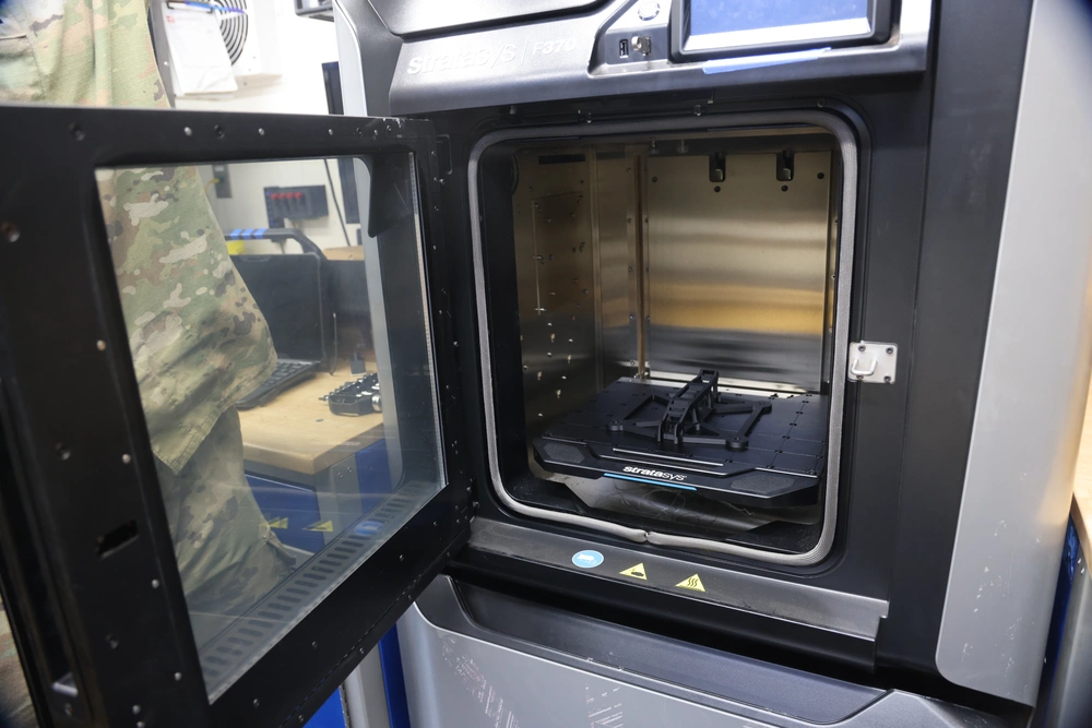 3D принтер Stratasys F370 у лабораторії/майстерні для виготовлення дронів армії США