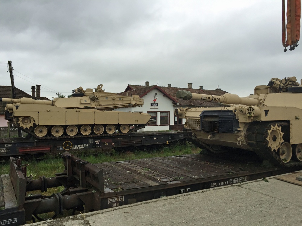 Танки M1A2 Abrams національної гвардії США під час транспортування залізницею в Румунії