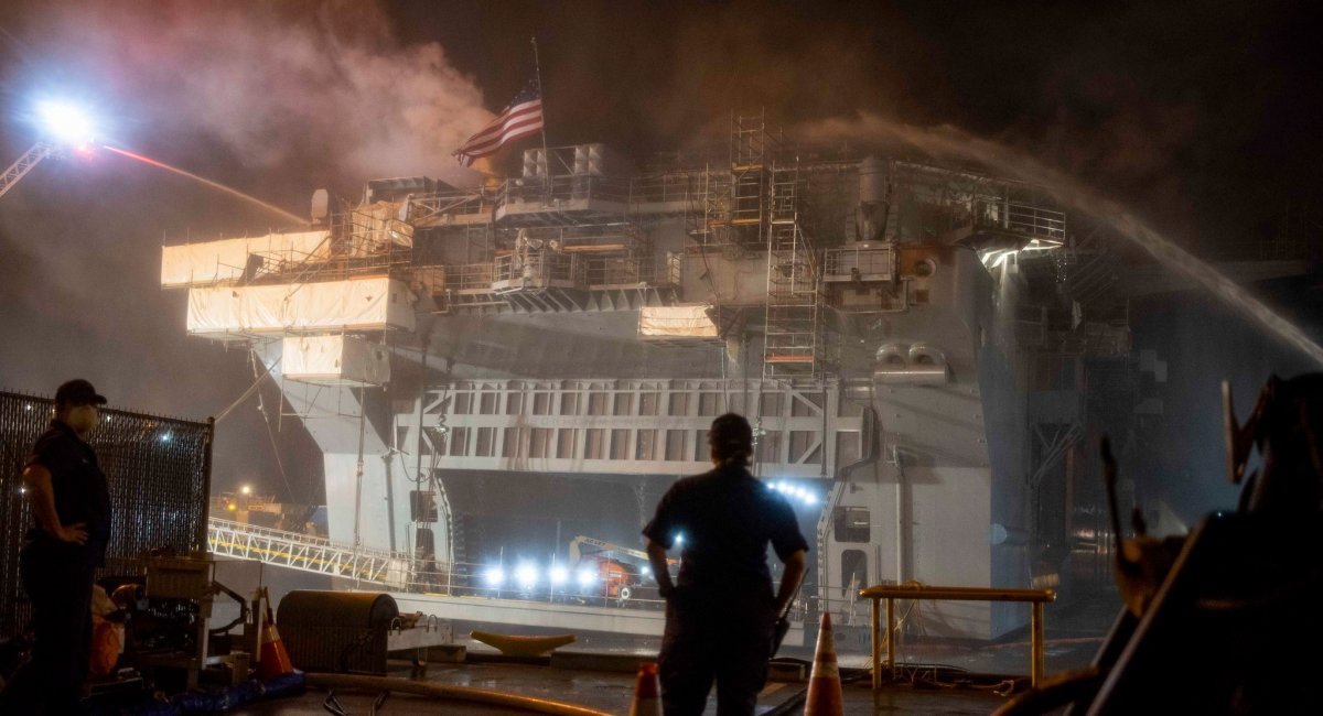 Пожар корабль США