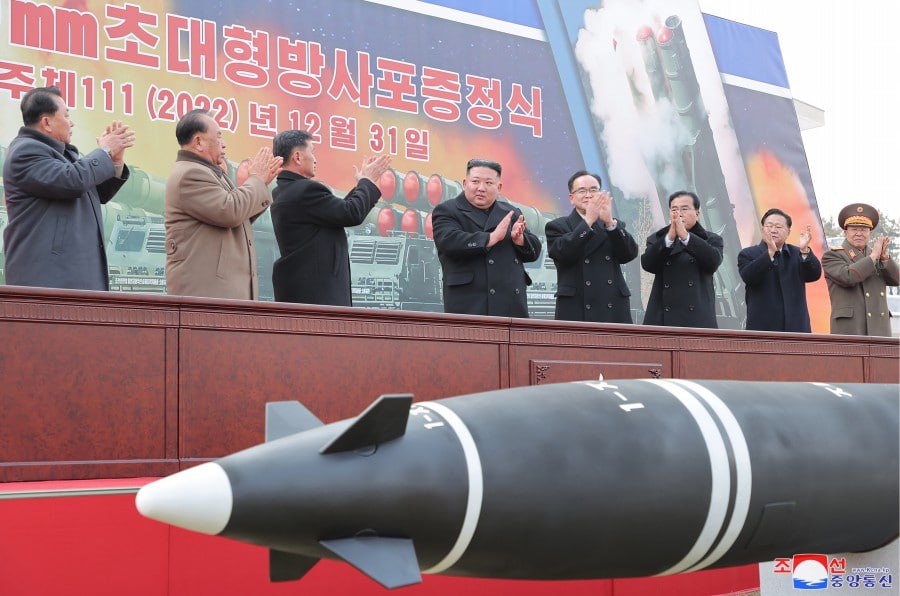 Воєнно-політичне керівництво Північної Кореї на тлі балістичної ракети KN-25, 1 січня 2023 року, фото з відкритих джерел