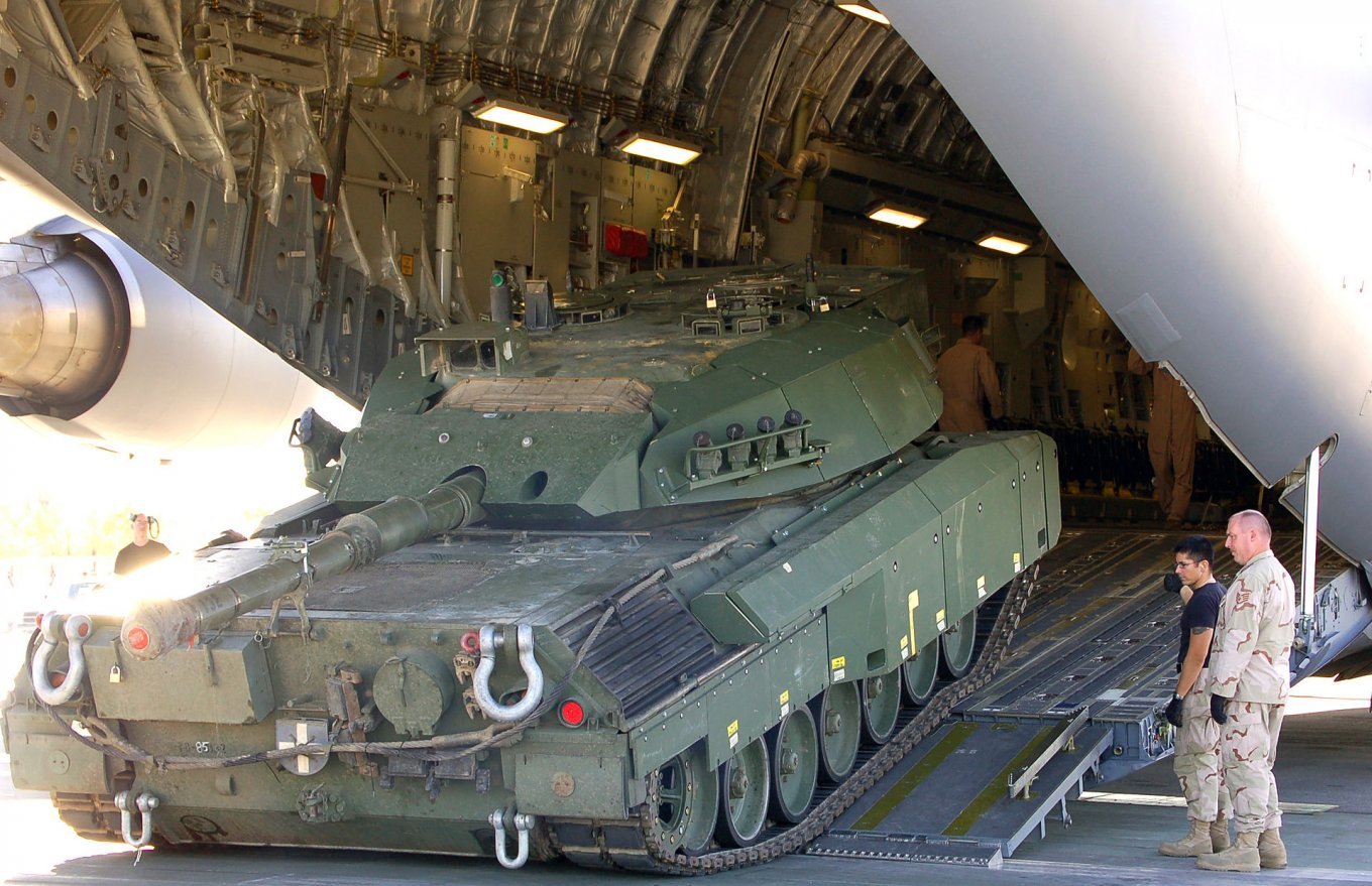 Вивантаження канадського Leopard 1 з C-17 Globemaster III