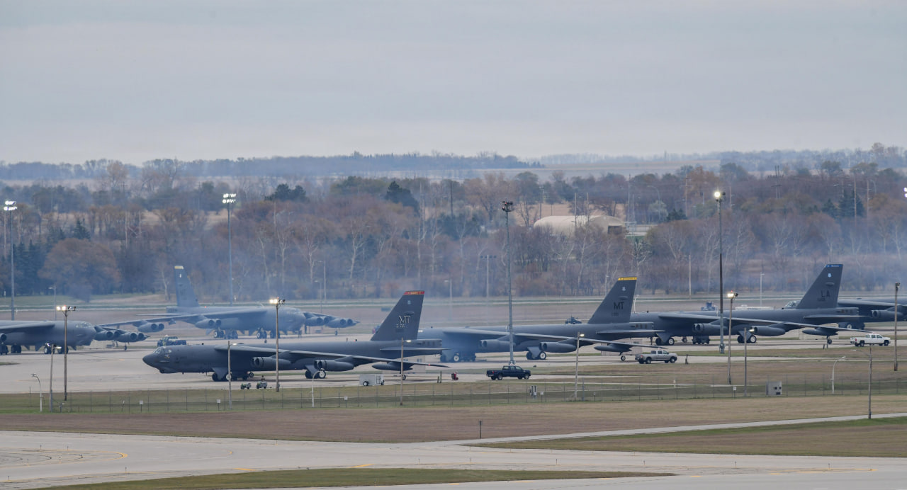 Стратегічні бомбардувальники B-52