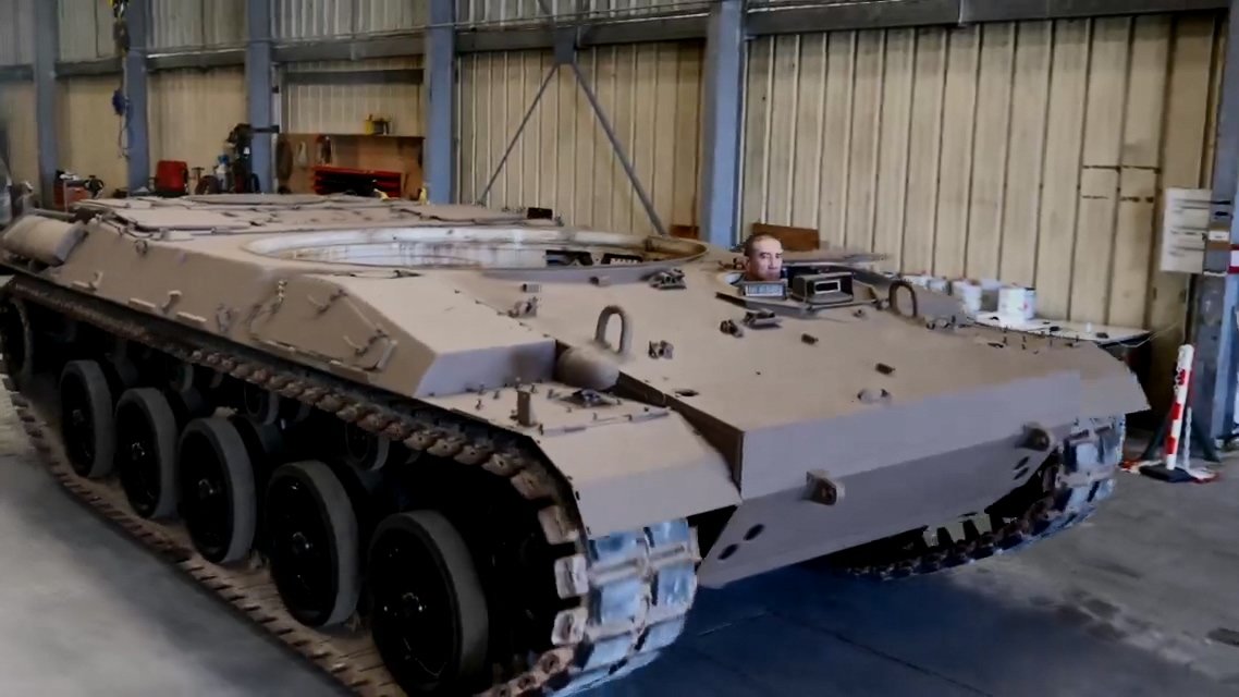Шасі AMX-32 вже без башти в процесі переробки у Refurbot. Фото - X/@ronkainen7k15