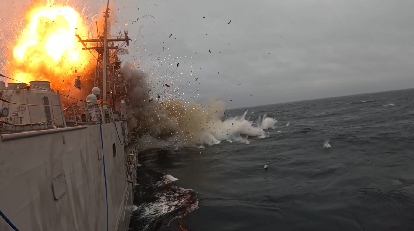 Момент влучання ракети по ракетному фрегату USS Klakring (FFG 42). Кадр з відео