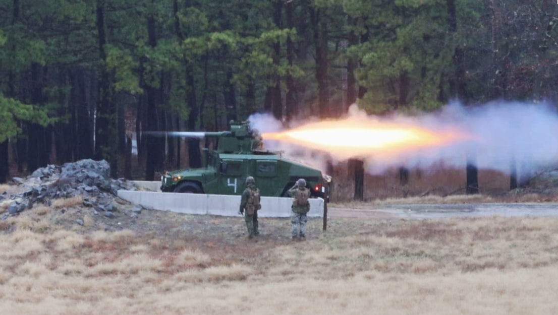 Запуск ракети з ПТРК TOW на автомобілі HMMWV