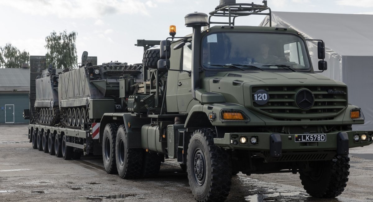 Mercedes-Benz Zetros під час перевезення БТР M113