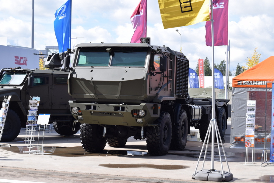 Російська вантажівка КамАЗ з бронекабіною