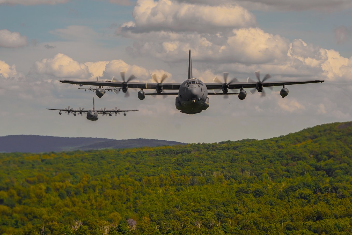 Політ трьох MC-130J Commando II призначених для використанням ССО США. Фото - DoW