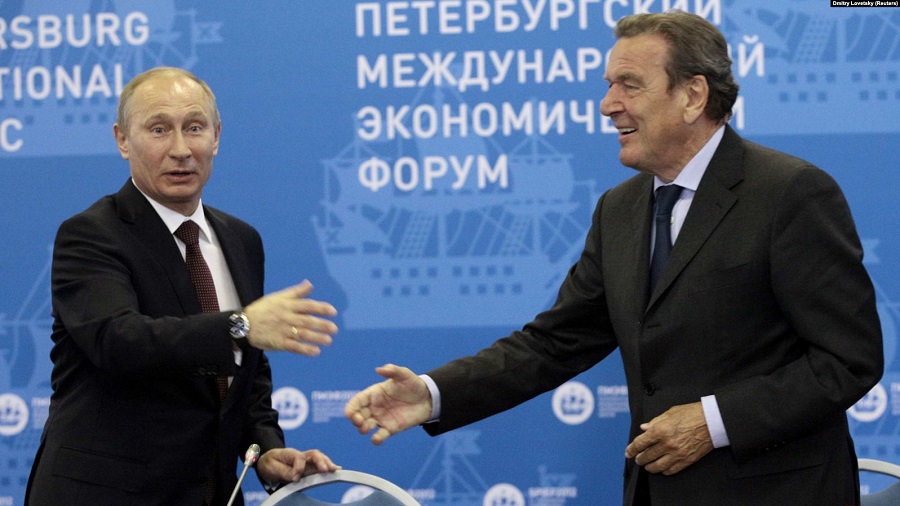 Президент Росії Володимир Путін і колишній канцлер Німеччини, голова комітету акціонерів компанії Nord Stream AG, член правління російського «Газпрому» Ґергард Шредер (праворуч)