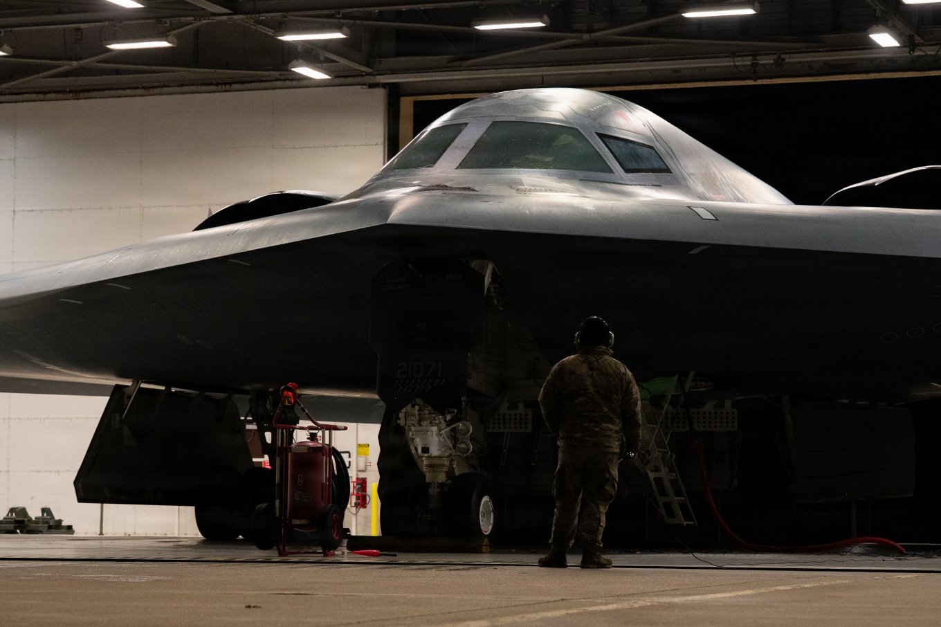Стратегічний стелс-бомбардувальник B-2 Spirit із загадковими білими прямокутниками готується до бойового вильоту 17 березня. Фото - DoW