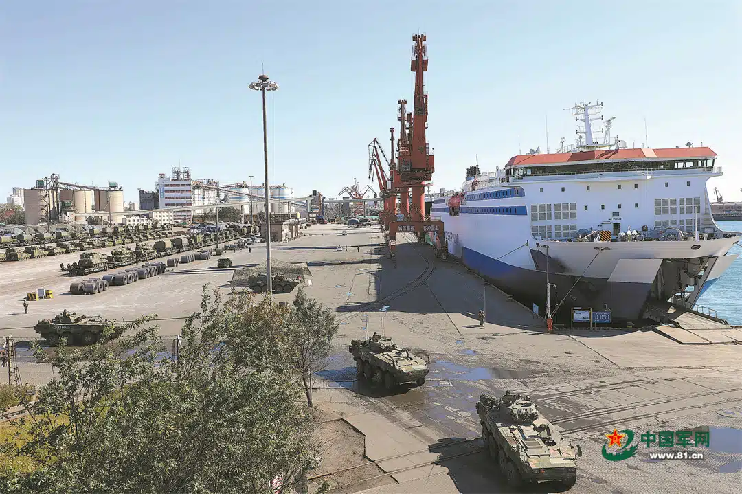 Завантаження китайського ролкера амфібійною технікою