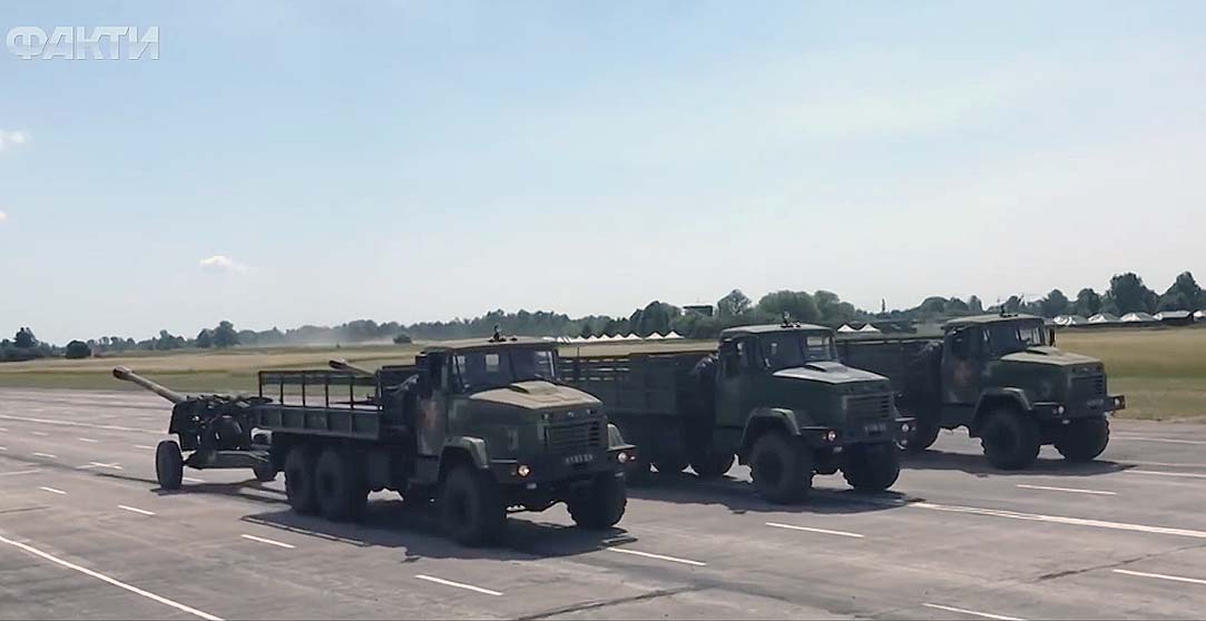 Вантажівки КрАЗ-6322 та буксовані 152-мм гаубиці 2А65 Мста-Б