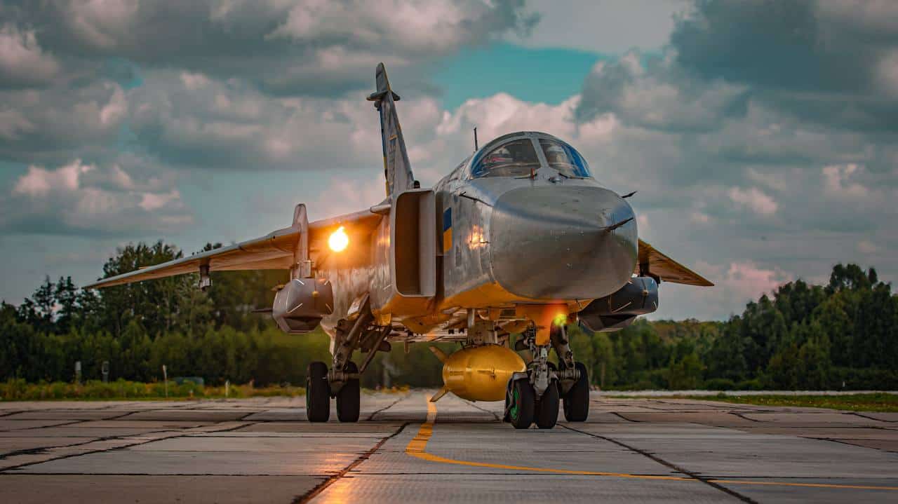 Бомбардувальник Су-24М ПС ЗСУ з двома підвішеними ракетами Storm Shadow / SCALP-EG