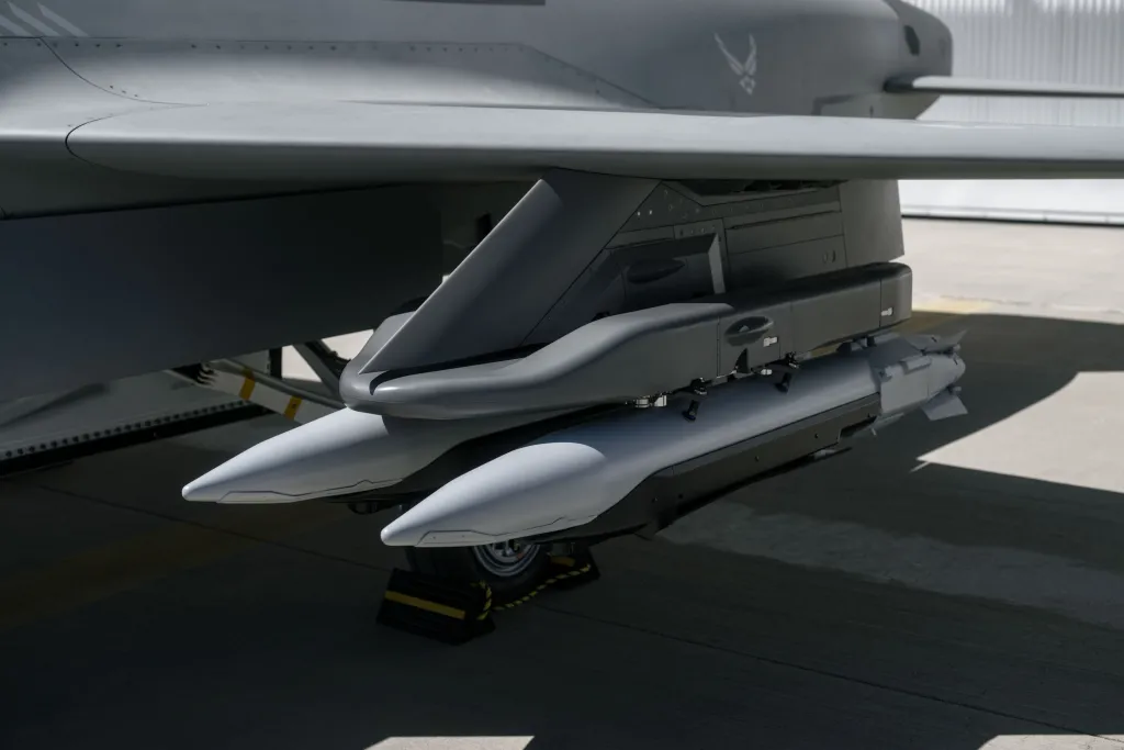 Високоточні бомби GBU-39/B Small Diameter Bomb (SDB) під крилом БПЛА FQ-44