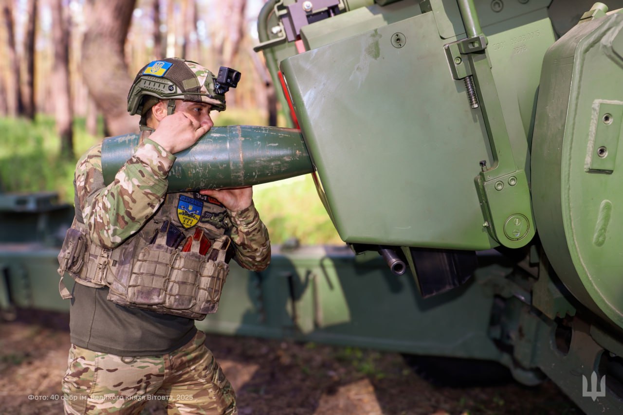 Заряджання снаряда в українську причіпну 