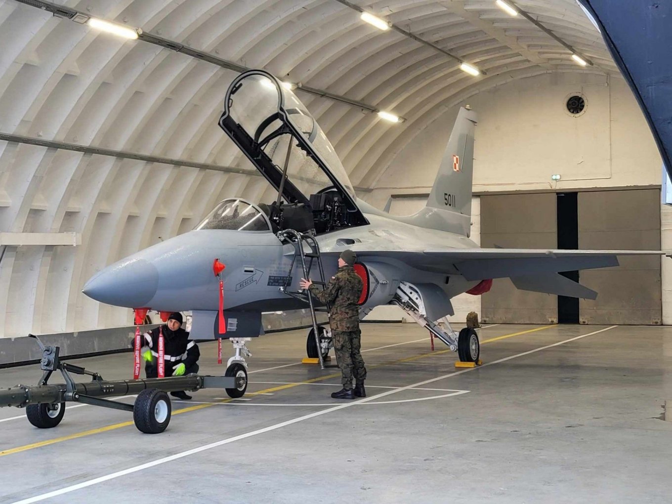 Польський FA-50 у посиленому ангарі