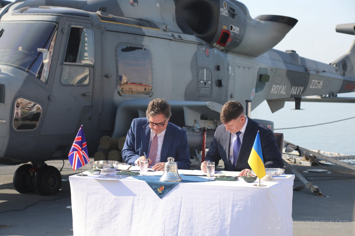 Меморандум у червні 2021 року підписали заступник міністра оборони України Олександр Миронюк та міністр з питань оборонних закупівель Великої Британії Джеремі Квін