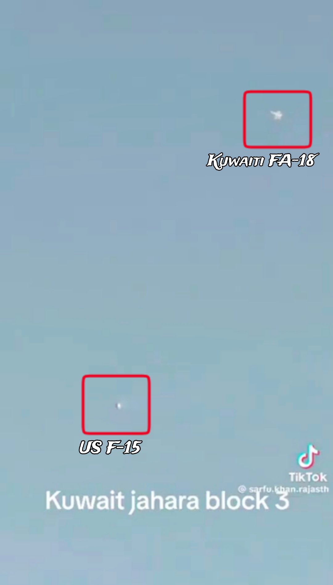 Кувейтський F/A-18 Hornet пролітає повз збитий ним американський F-15E Strike Eagle. Підпис - X/@Raad_Pak