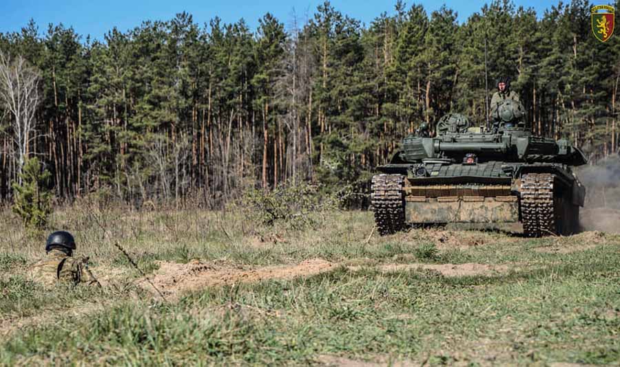 Модернізований танк Т-72АМТ під час відпрацювання вправи 