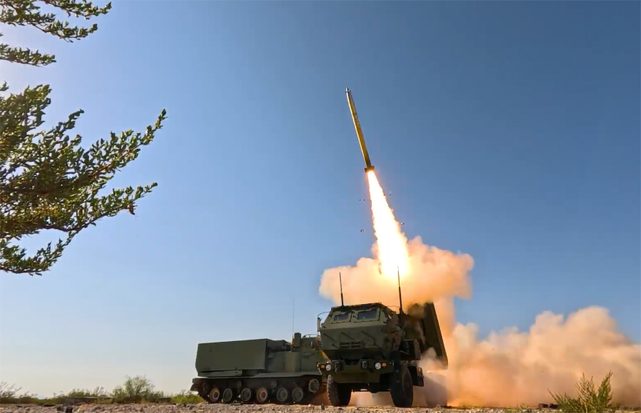 Запуск ракет GMLRS з РСЗВ M142 HIMARS на полігоні White Sands