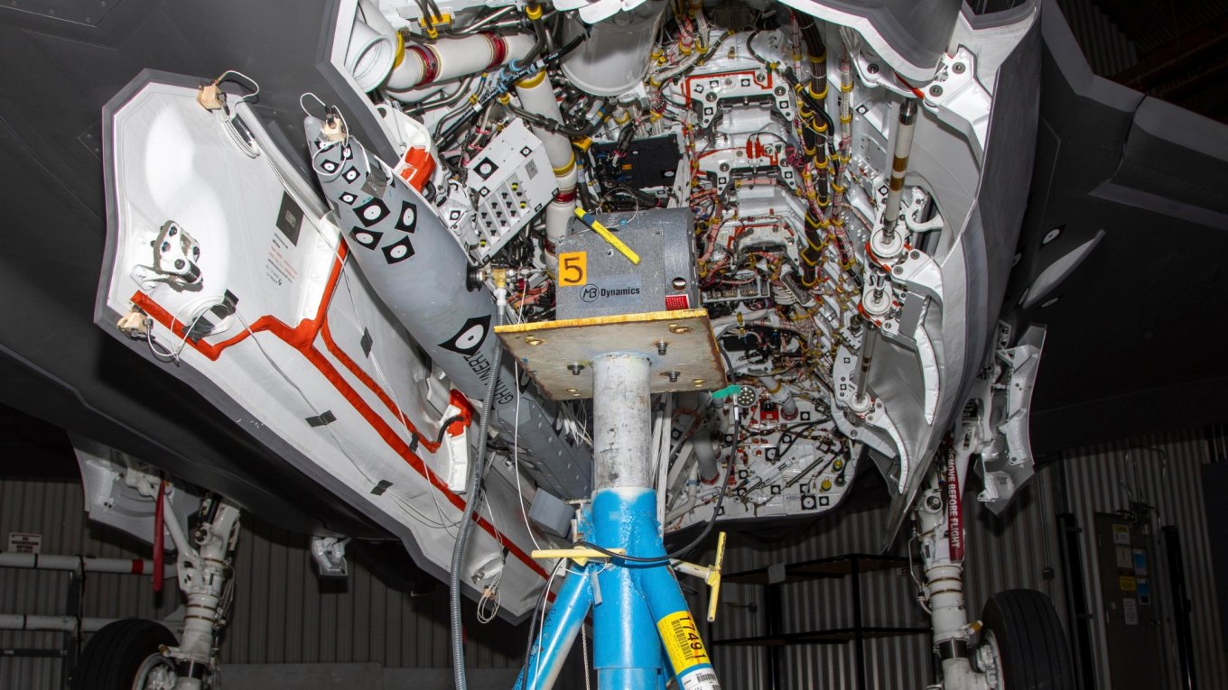 Наземні випробування ракети Meteor у відсіку F-35A