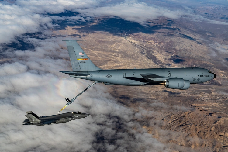 Паливозаправник KC-135 Stratotanker
