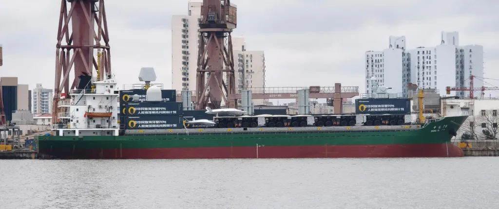 Контейнеровоз ZHONG DA 79 із встановленою електромагнітною катапультою, ЗРК, РЛС та зенітною гарматною установкою