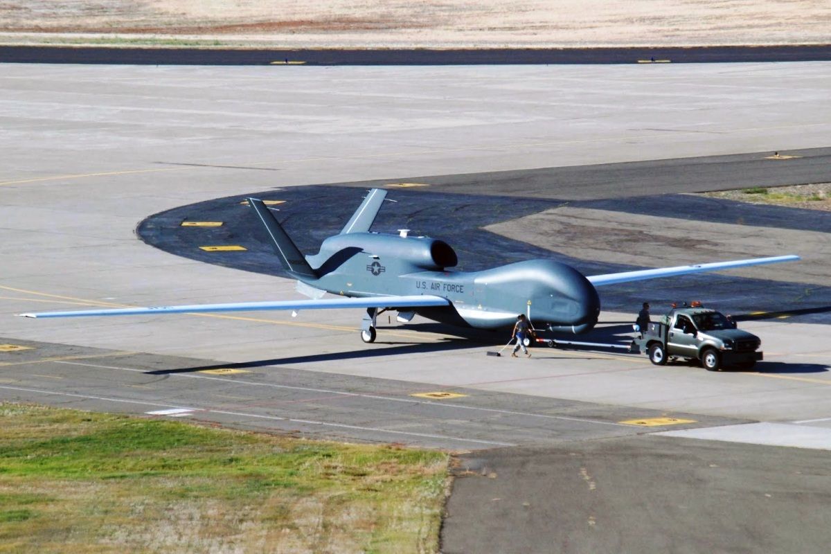 RQ-4 Global Hawk на базі якого створений MQ-4C Triton, на землі, завдяки чому можна оцінити реальні розміри цього БПЛА