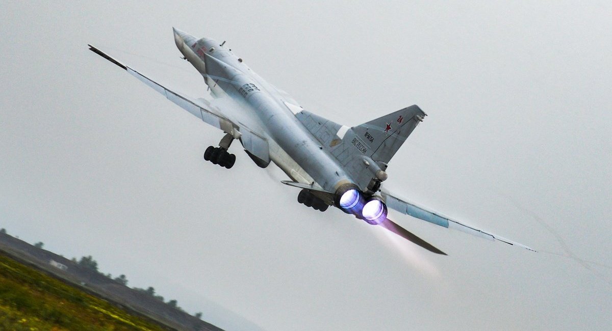 Зліт Ту-22М3, на фото гарно видно роботу двигунів НК-25
