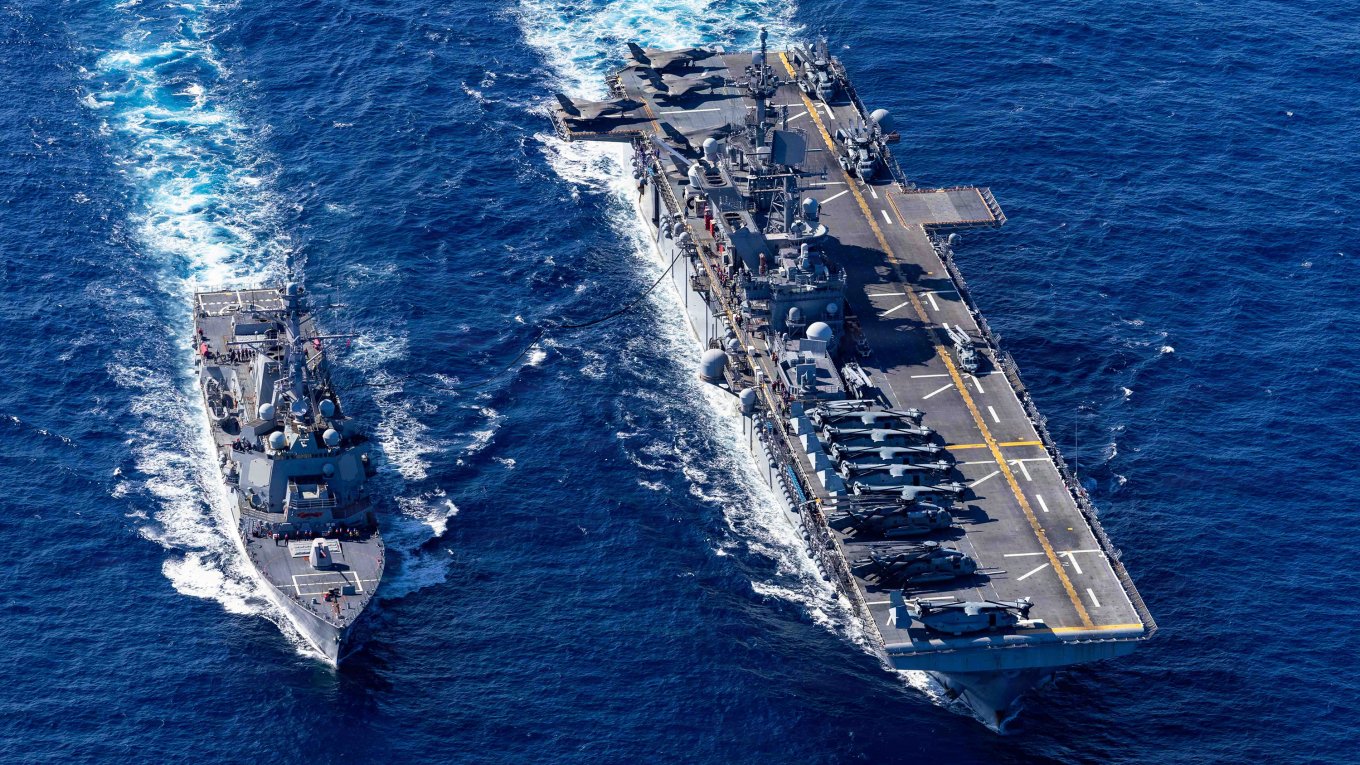 USS Tripoli (LHA 7) та USS Rafael Peralta (DDG 115)