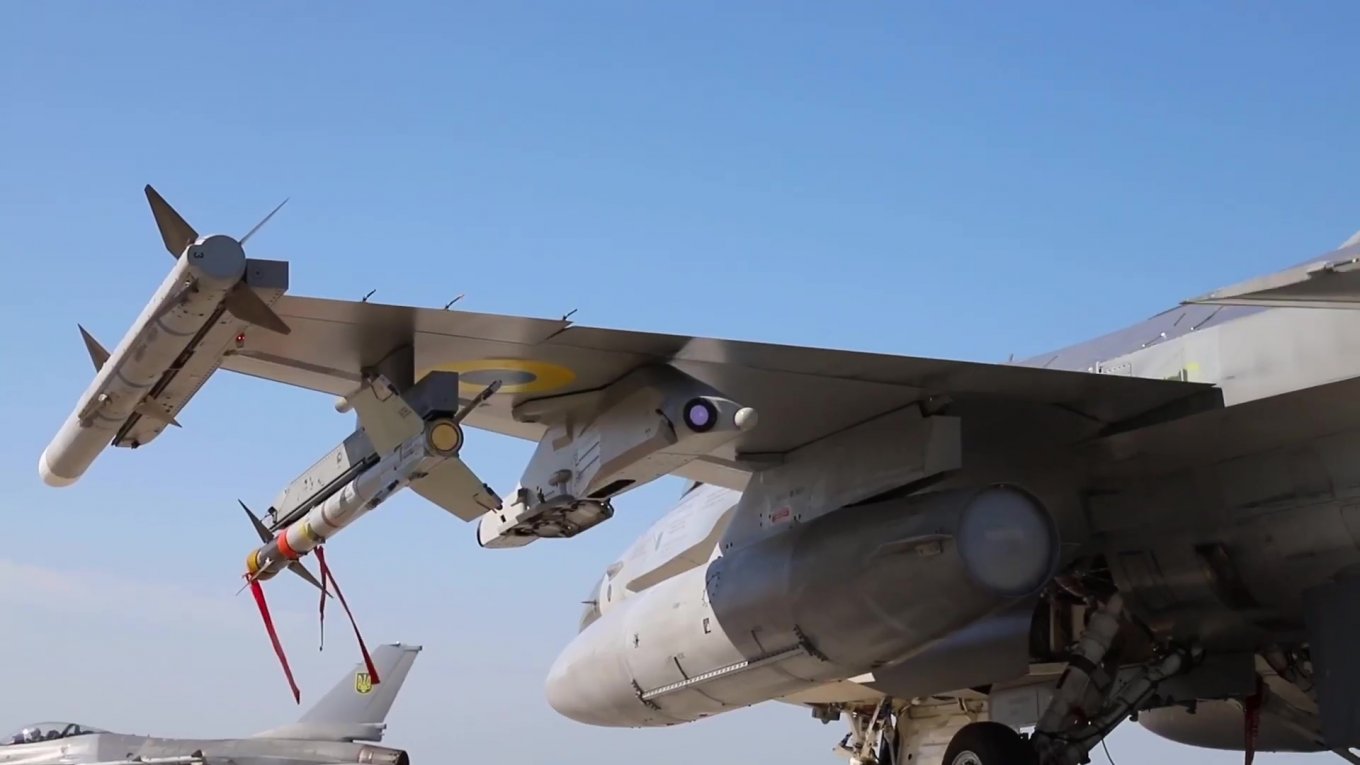 AIM-120 та AIM-9 на українському F-16
