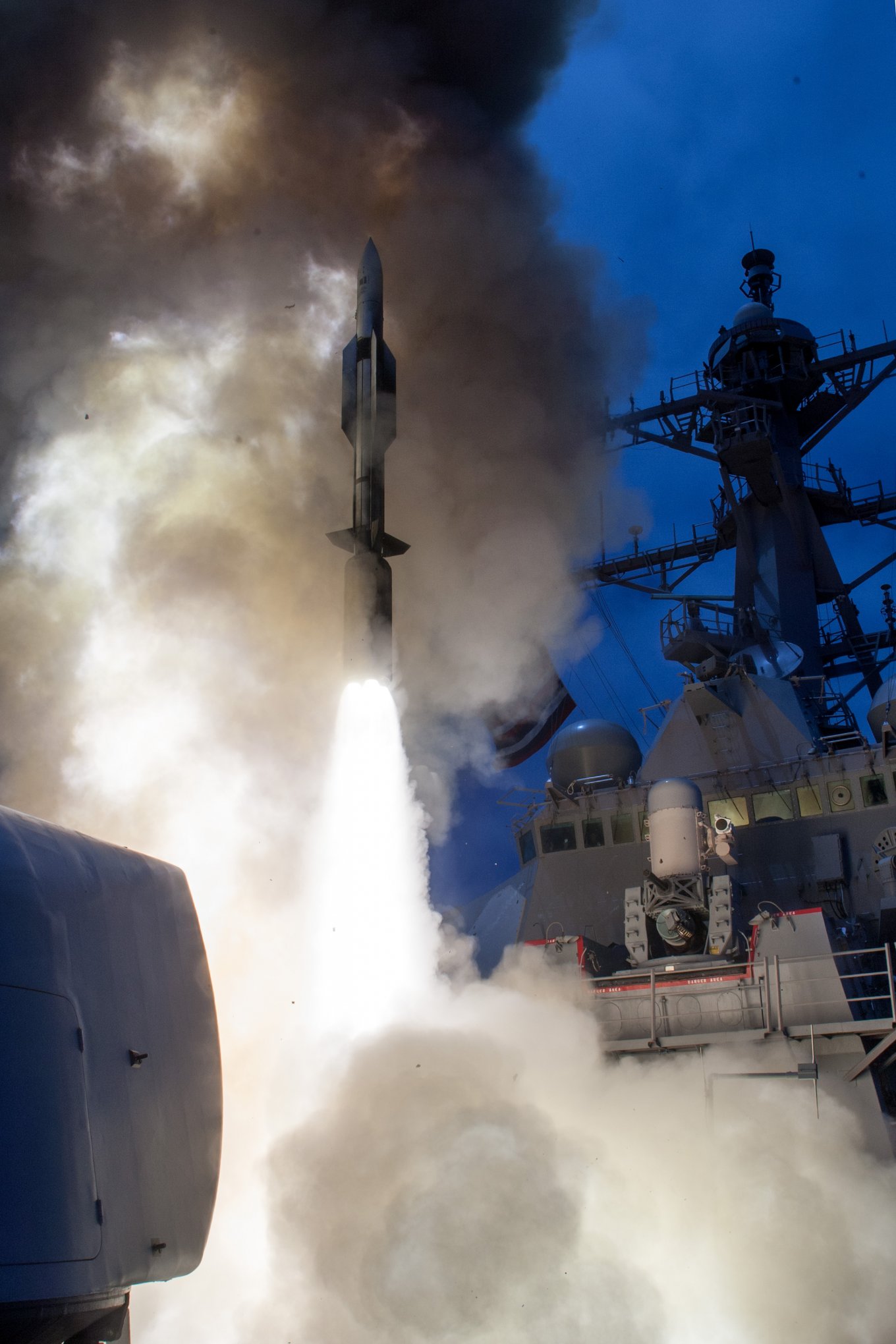 Запуск зенітної ракети SM-6 з корабля