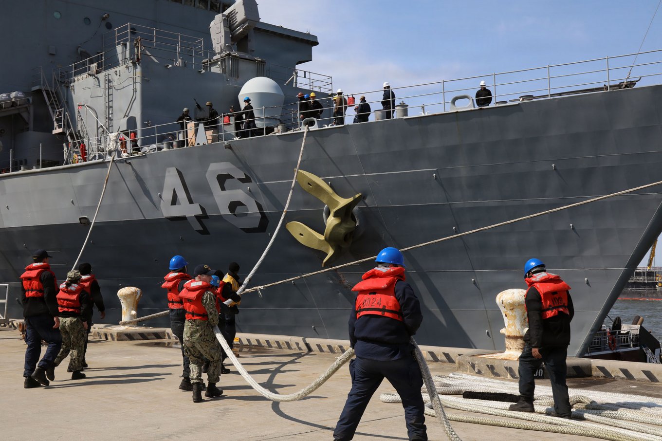 Десантний корабель USS Tortuga (LSD 46) вперше за 12 років виходить в море під час ходових випробувань. Фото - DoW
