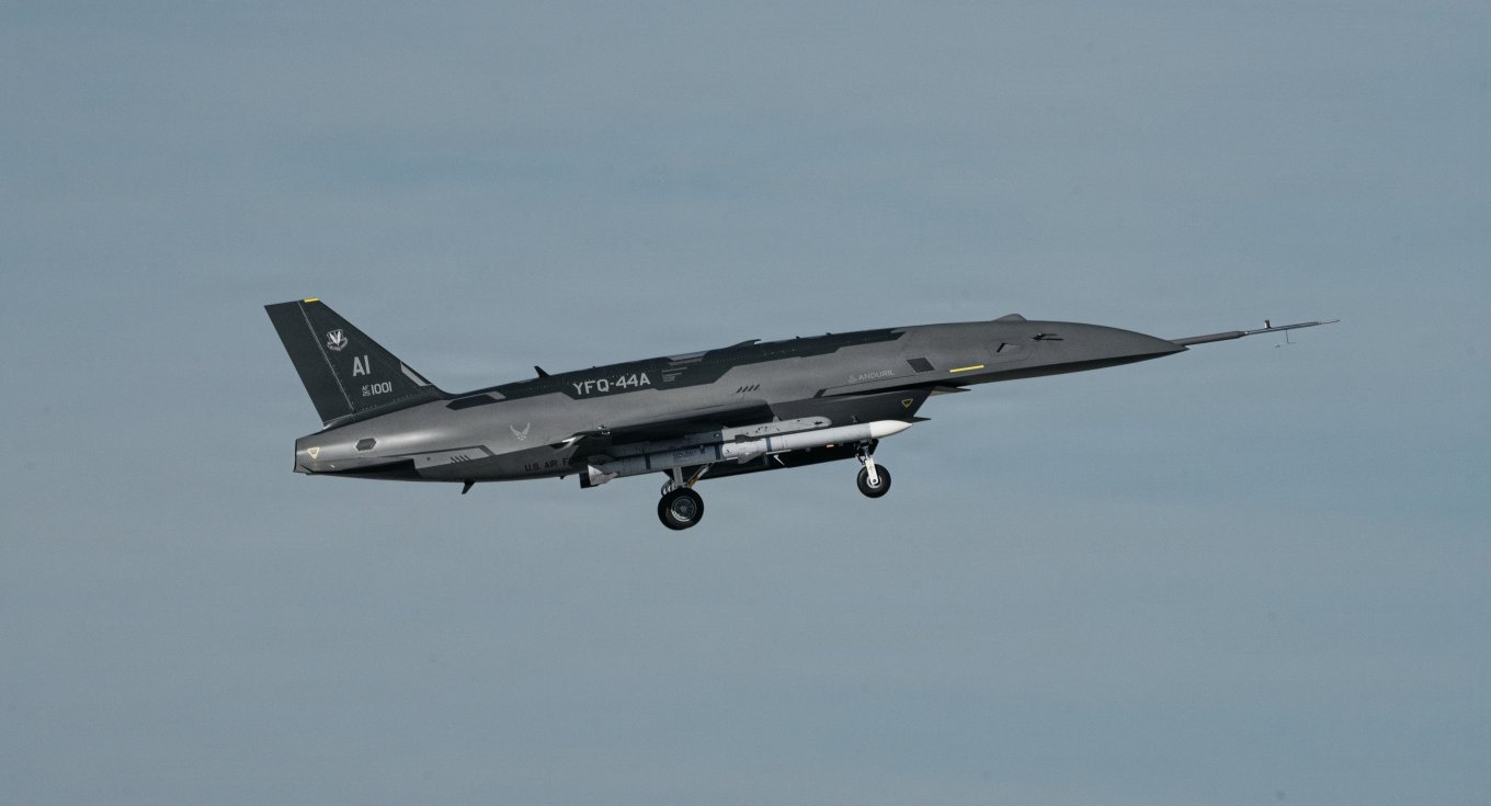 YFQ-44 Fury від Anduril під час випробувальних польотів у лютому 2026 року із інертною AIM-120. Фото - DoW
