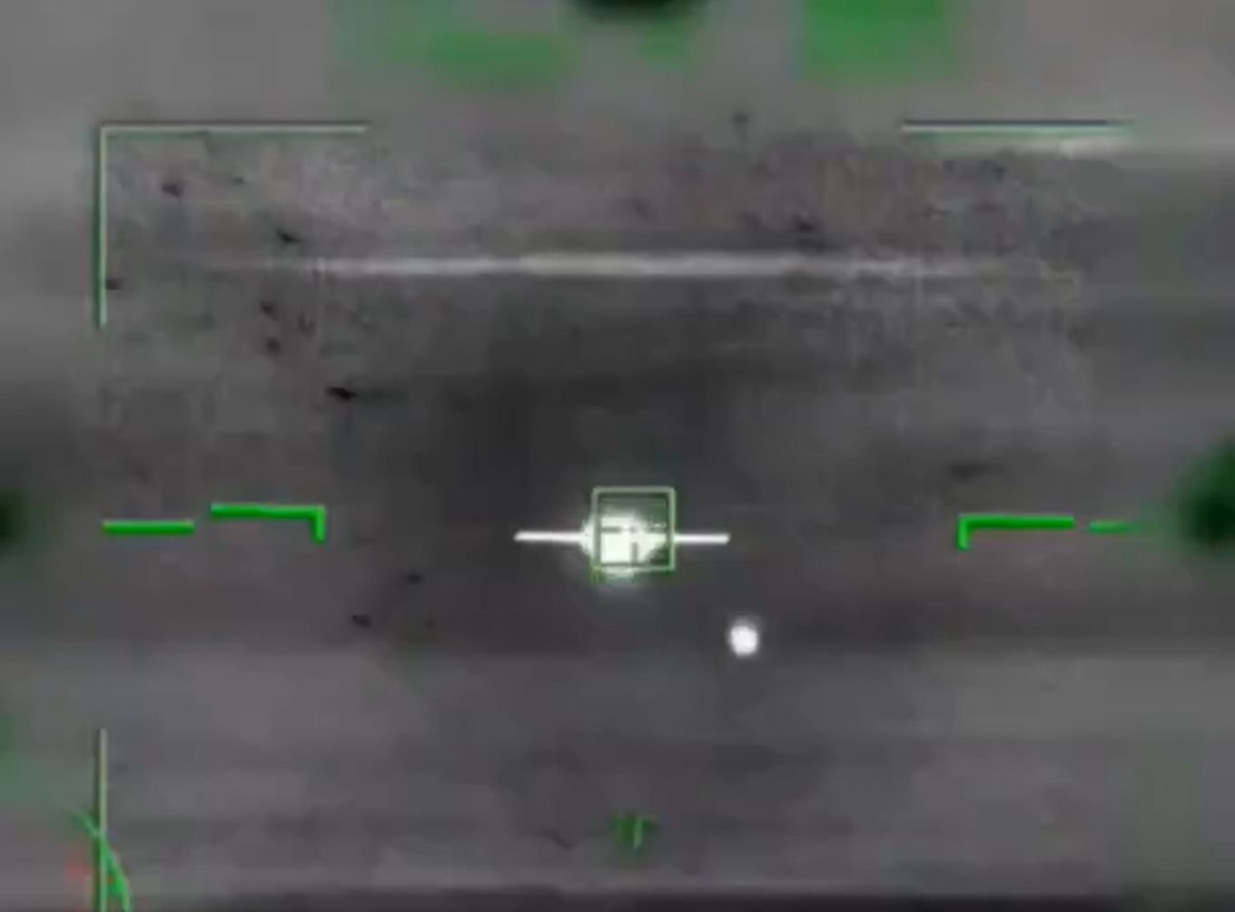 Український безпілотник в прицілі російського Ка-52М, поряд можна побачити трасер від снаряду що промахнувся по цілі