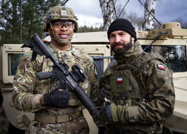 Солдати армій США та Польщі, Defense Express