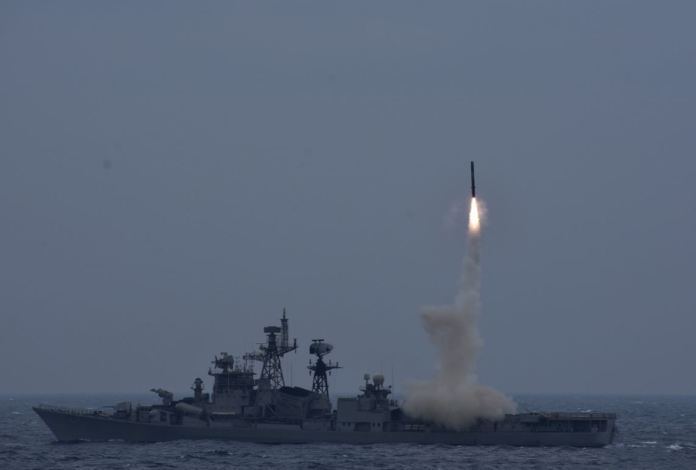 Пуск BrahMos з есмінця індійських ВМС INS Ranvijay
