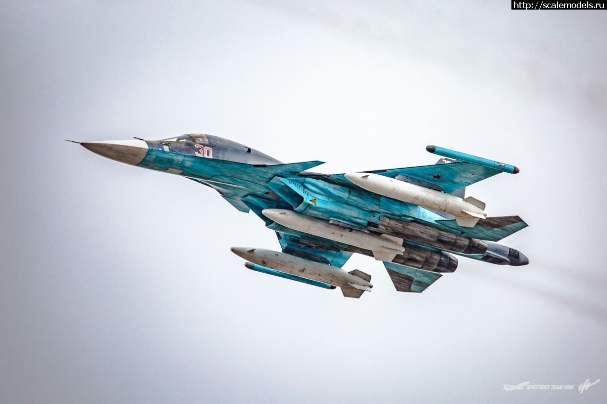 Су-34 із трьома підвісними паливними баками ПТБ-3000, на цих самих точках підвіски ймовірно могли б розміститись й Х-101