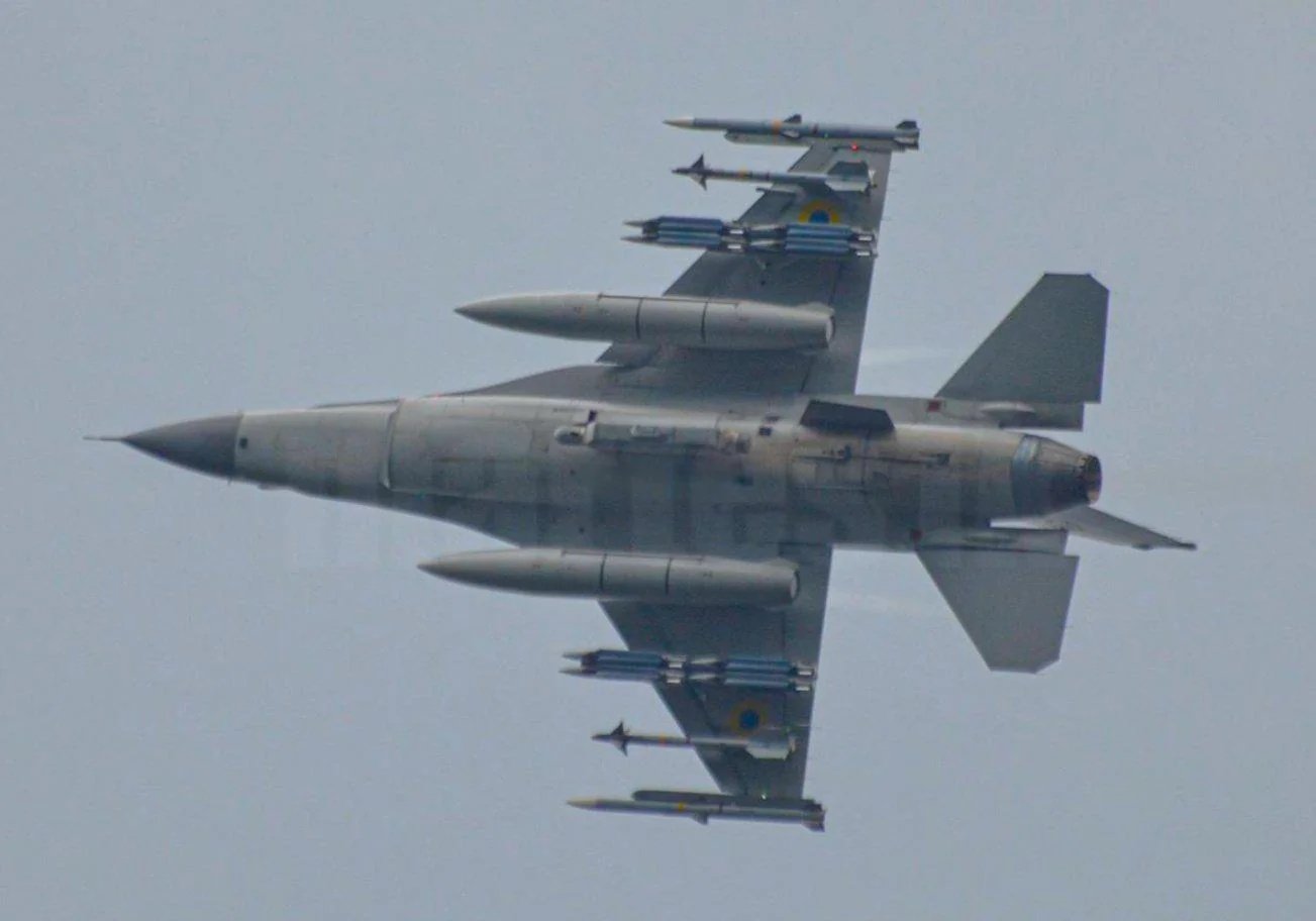 F-16 Повітряних Сил України озброєний в тому числі GBU-39/B SDB. Фото - t.me/martes1k