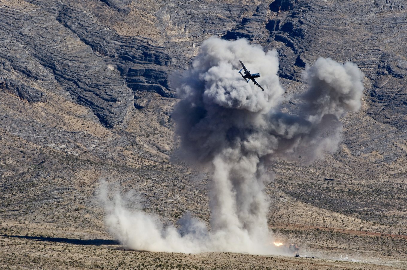 Ураження цілі ракетою AGM-65 Maverick з борту A-10 Thunderbolt II ВПС США