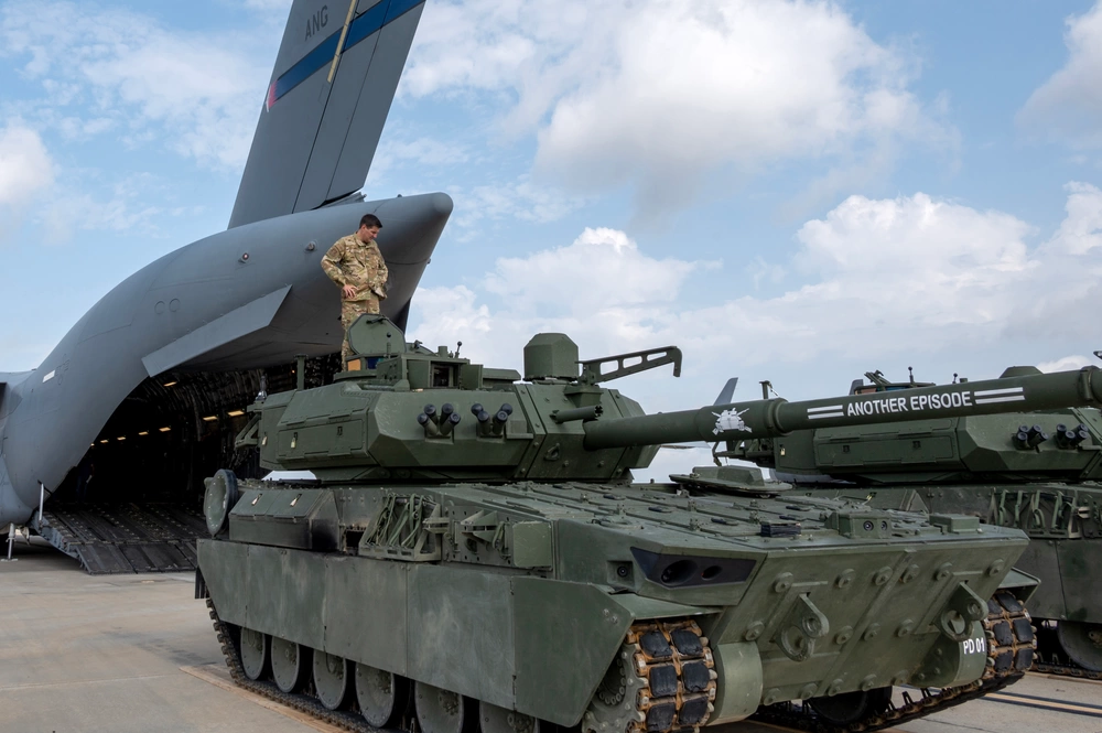 Перевезення M10 Booker за допомогою літака C-17 Globemaster III