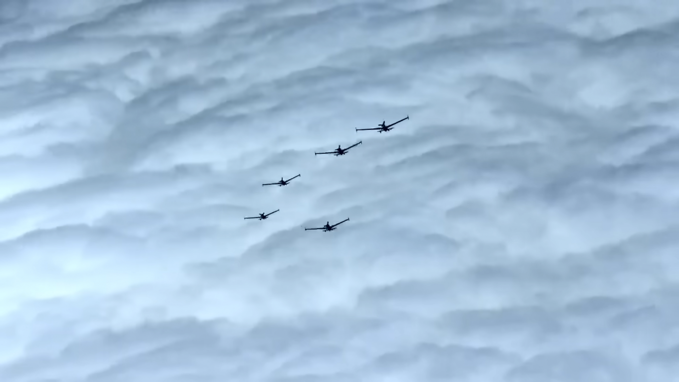 Кілька ударних безпілотників K2 летять в формації під час випробувань. Кадр з відео