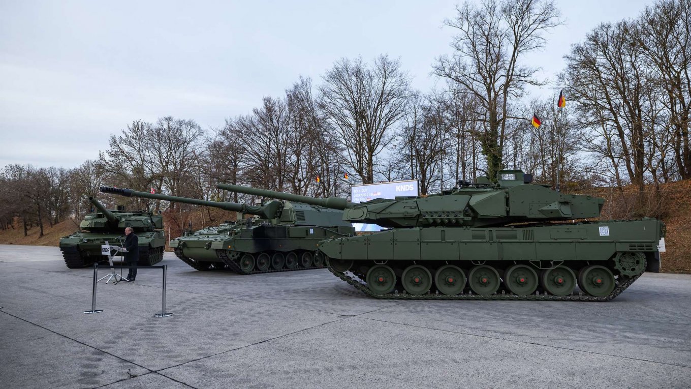 Перші танки Leopard 2A8 для Норвегії та Бундесверу (з боків) та перша за довгий час САУ Panzerhaubitze 2000 для Німеччини (посередині)