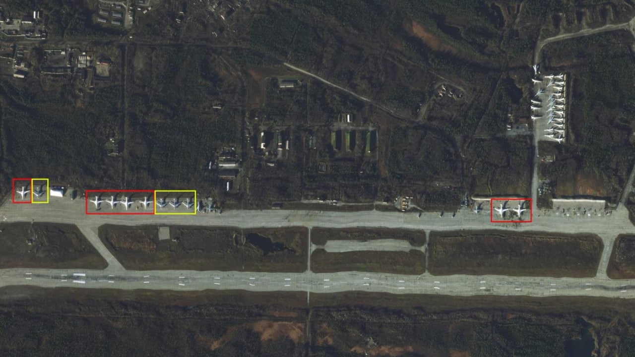 Рашистські бомбардувальники Ту-160 (позначені червоним) та Ту-95МС на аеродромі &quot;Оленья&quot;, жовтень 2022 року, зображення з відкритих джерел
