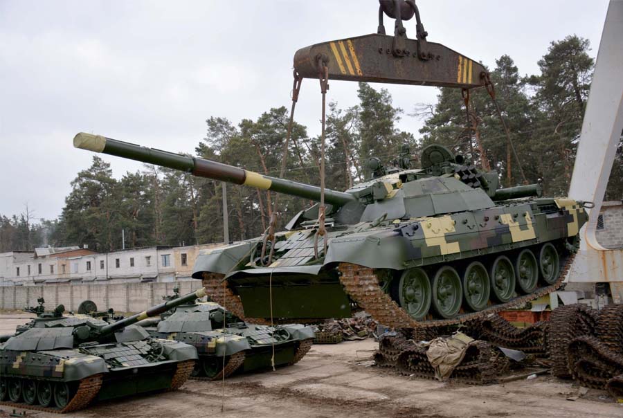 Завантаження модернізованих на ДП "Київський бронетанковий завод" Т-72АМТ для відправлення їх підрозділам ЗСУ