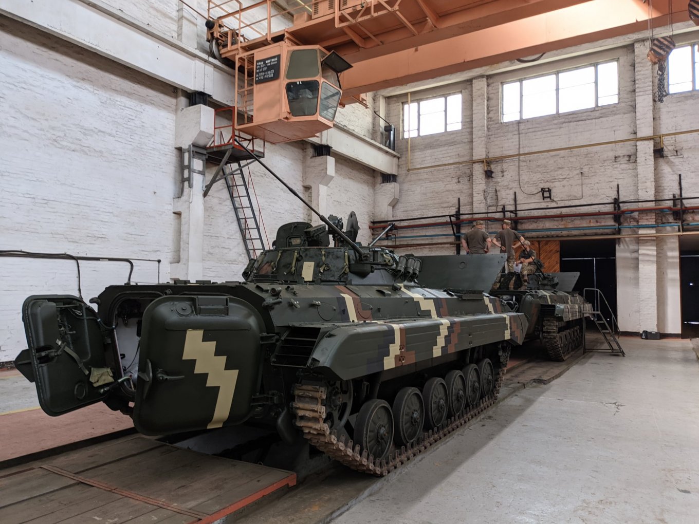Відремонтовані БМП-2 ЗСУ з останньої партії, яку наприкінці липня 2021 року підготували до відправлення в частини на ЖБТЗ