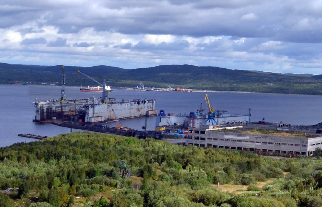 Плавучий док ПД-50 на тому самому місці де пізніше у 2018 році затоне, Кольська затока